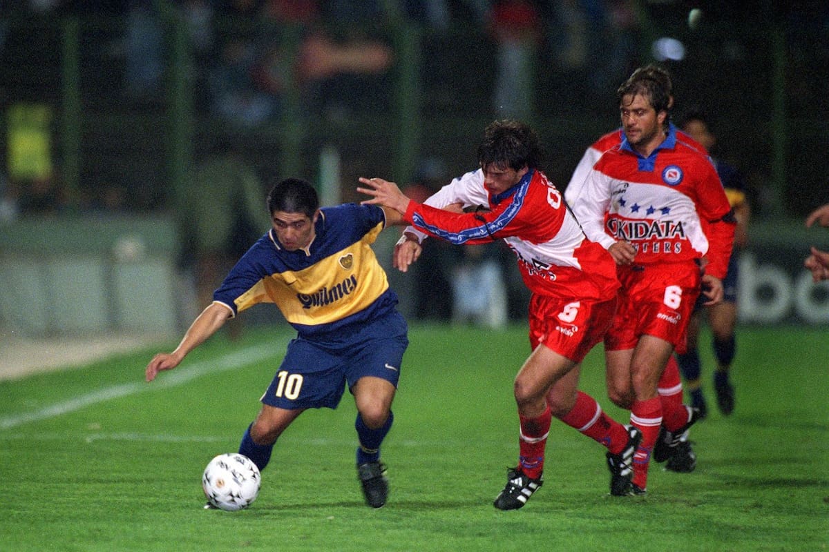 Mariano Herrón, mandado por Chiche Sosa (DT de Argentinos) le hizo marca personal a Riquelme, enganche del Boca de Bianchi, en el Apertura 99