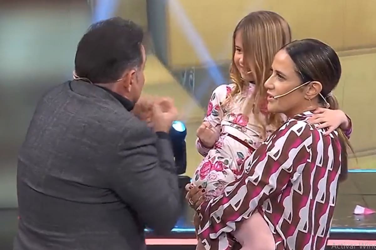 Mariano Iúdica, asustado, intentó contener a Giovanna después de que la niña arrancara una moto en vivo en el estudio de La Noche Del Domingo