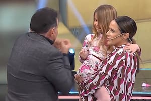 Mariano Iúdica, asustado, intentó contener a Giovanna después de que la niña arrancara una moto en vivo en el estudio de La Noche Del Domingo
