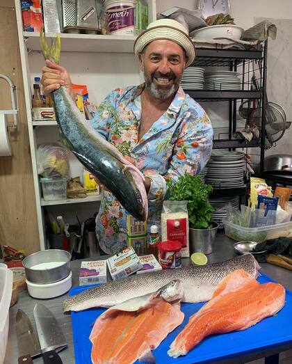Mariano Iúdica en su rol de cocinero en su nuevo restaurante de playa
