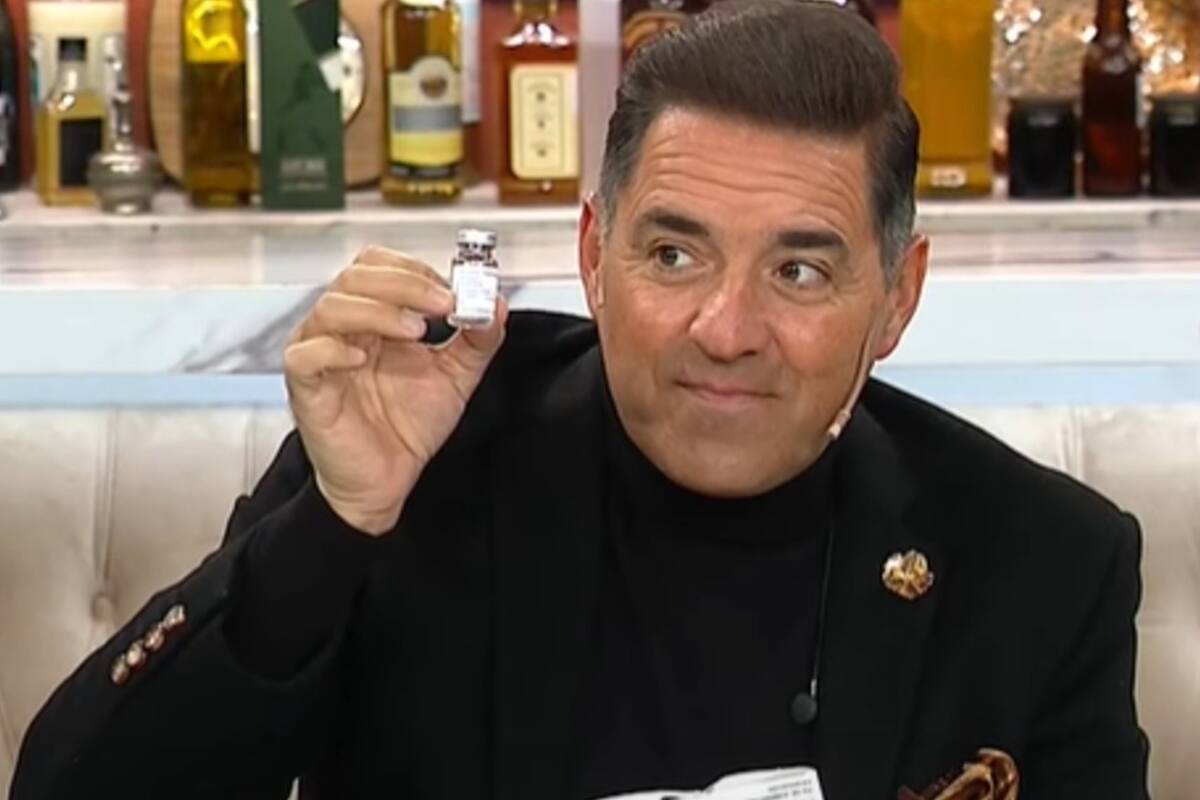 Mariano Iúdica mostró el frasco de su dosis de vacuna AstraZeneca en Polémica en el bar y contó que lloró al recibir la inmunización