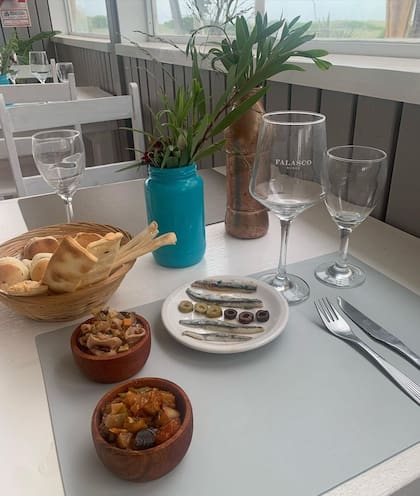 Mariano Iúdica mostró el servicio de mesa de su restaurante para contextualizar el precio del cubierto