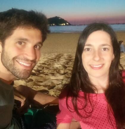 Mariano, junto a su novia, quien cumplió un rol fundamental durante la pandemia y la creación de su obra.