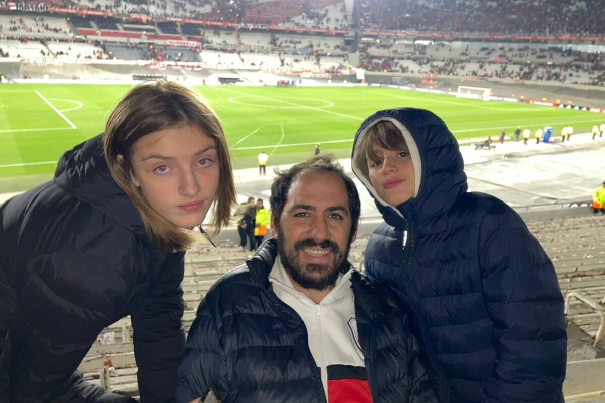 Mariano Ledesma Arocena junto a sus hijos Abril (13) y Ciro (10)