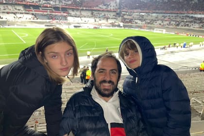 Mariano Ledesma Arocena junto a sus hijos Abril (13) y Ciro (10)