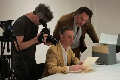 Mariano Llinás, a la derecha, durante la filmación de la película