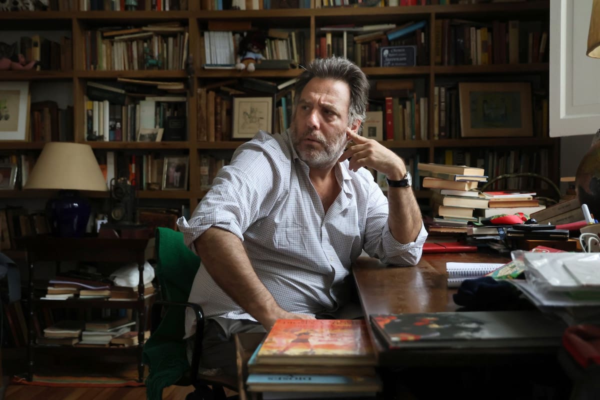 Mariano Llinás reflexiona sobre el hallazgo de contar una vida a través de los objetos, el juego del azar, la tiranía del tiempo en la pantalla y la comedia como una trinchera existencial