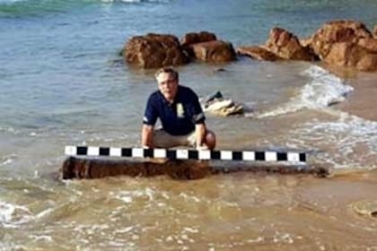 Mariano Lovardo junto al cañón