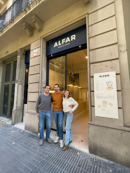Mariano, Marcelo y Valentina en la puerta de Alfar, el café que ofrece medialunas marplatenses en Barcelona