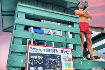 Mariano Martínez, originario de la Argentina, se convirtió en héroe luego de rescatar a nueve personas de morir ahogadas en una playa en Sarasota, Florida