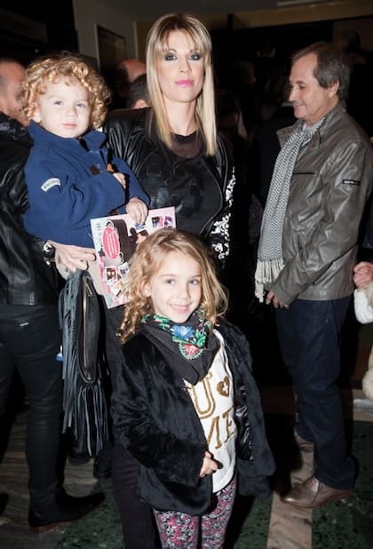 Mariano Martínez recibió todo el amor de su mujer, Juliana Giambroni, y sus hijos, Olivia y Milo