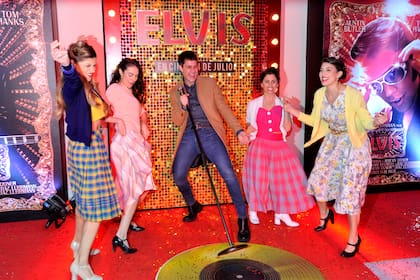 Mariano Martínez, rodeado por chicas lookeadas al estilo de los años 50, en la avant premiere de Elvis