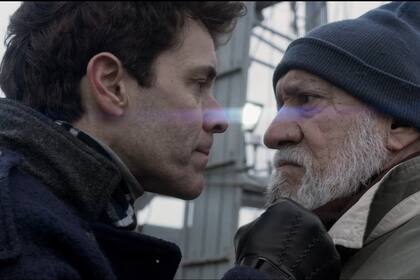 Mariano Martínez y Osvaldo Santoro, en una escena del film Yo, traidor de Rodrigo Fernández Engler