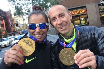 Mariano Mastromarino y Marita Peralta dos atletas de elite tan felices como los aficionados que corrieron en la Gran Manzana
