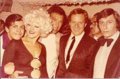 Mariano Mores, Mónica Crámer Ayos, Guillermo Fernández, Jorge Sobral y el propio Víctor Ayos (de moño) en una foto que retrata a fuego el espíritu tanguero que los enamoraba