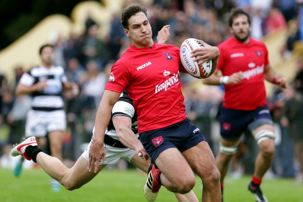 Mariano Navarro va rumbo al ingol de CASI para anotar el segundo try de Pucará