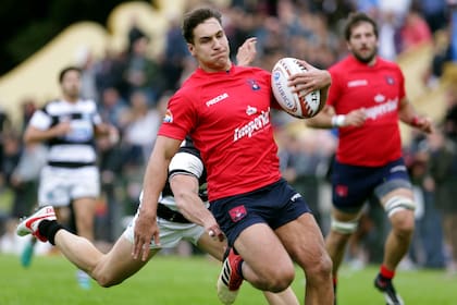 Mariano Navarro va rumbo al ingol de CASI para anotar el segundo try de Pucará