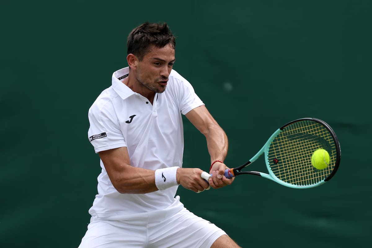 Mariano Navone ejecuta un revés en la segunda rueda de Wimbledon, en la que cayó frente a Pedro Martínez; sin él, ya no hay varones argentinos en individuales.