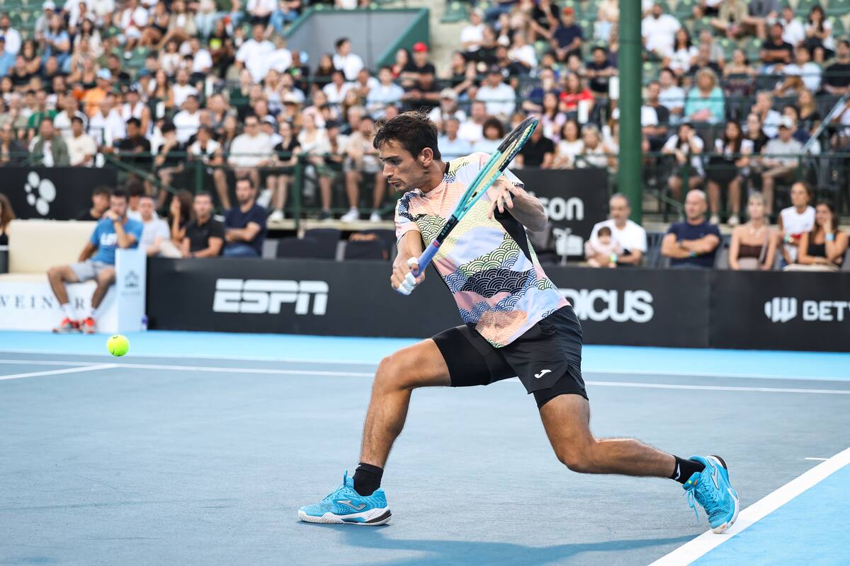 Mariano Navone golpea de revés durante la final del primer Road To Australia, en la que venció al también argentino Román Burruchaga en Palermo.