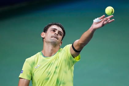 Mariano Navone se enfrenta a Etcheverry en el duelo argentino de la tercera ronda (AP Photo/Frank Franklin II)