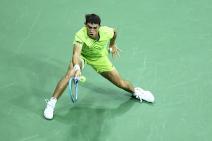 Mariano Navone se mide con Berrettini luego de su gran victoria sobre Djokovic (Photo by CHARLY TRIBALLEAU / AFP)