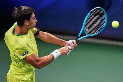 Mariano Navone y su revés de dos manos en el duelo contra Matteo Berrettini (AP Photo/Frank Franklin II)