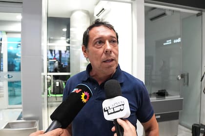 Mariano Páez anoche, al llegar a Santiango del Estero, antes del video viral