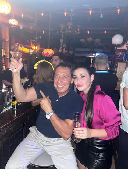 Mariano Páez junto a su entonces pareja, Stefany Budán, en el "Bar Oculto", donde realizó los gestos racistas que imitaban a un mono