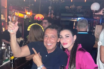 Mariano Páez y su pareja, Stefany Budán, celebraron el regreso de Agistina en el "Bar Oculto", donde el empresaio realizó los gestos racistas que imitaban a un mono