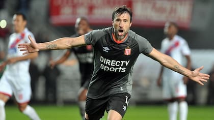 Mariano Pavone celebra su primer gol