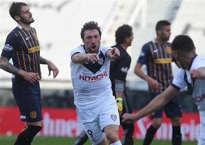 Mariano Pavone hizo dos y llegó a los 100 goles en el fútbol argentino