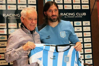 Mariano Pavone posa con su nueva camiseta