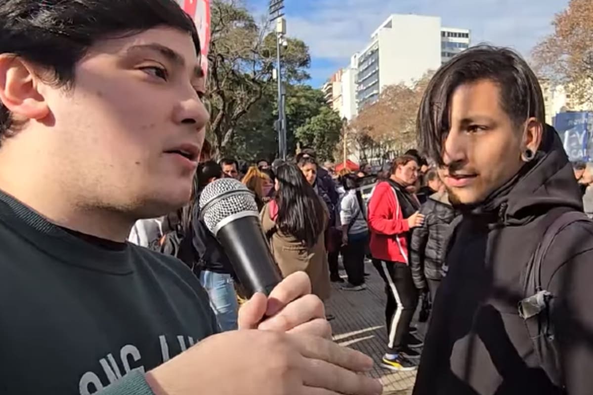Mariano Pérez discute con un manifestantes en las inmediaciones del Congreso mientras se debate la sanción definitiva de la Ley Bases