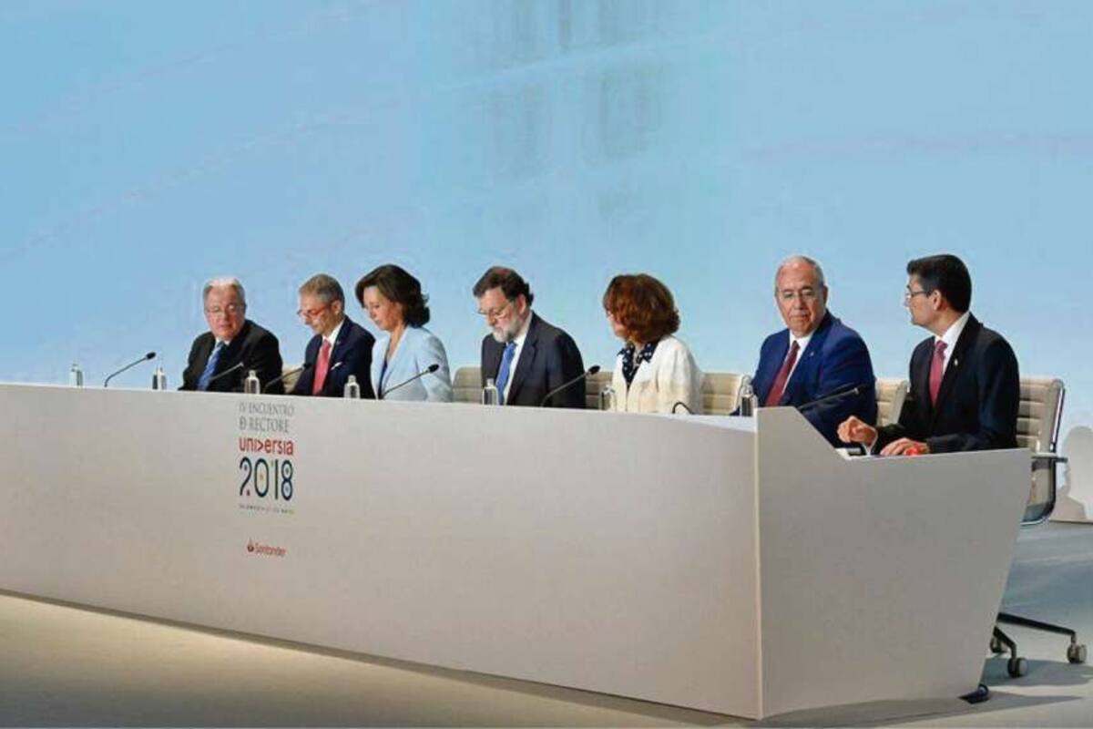 Mariano Rajoy (centro) fue uno de los disertantes que cerró el encuentro