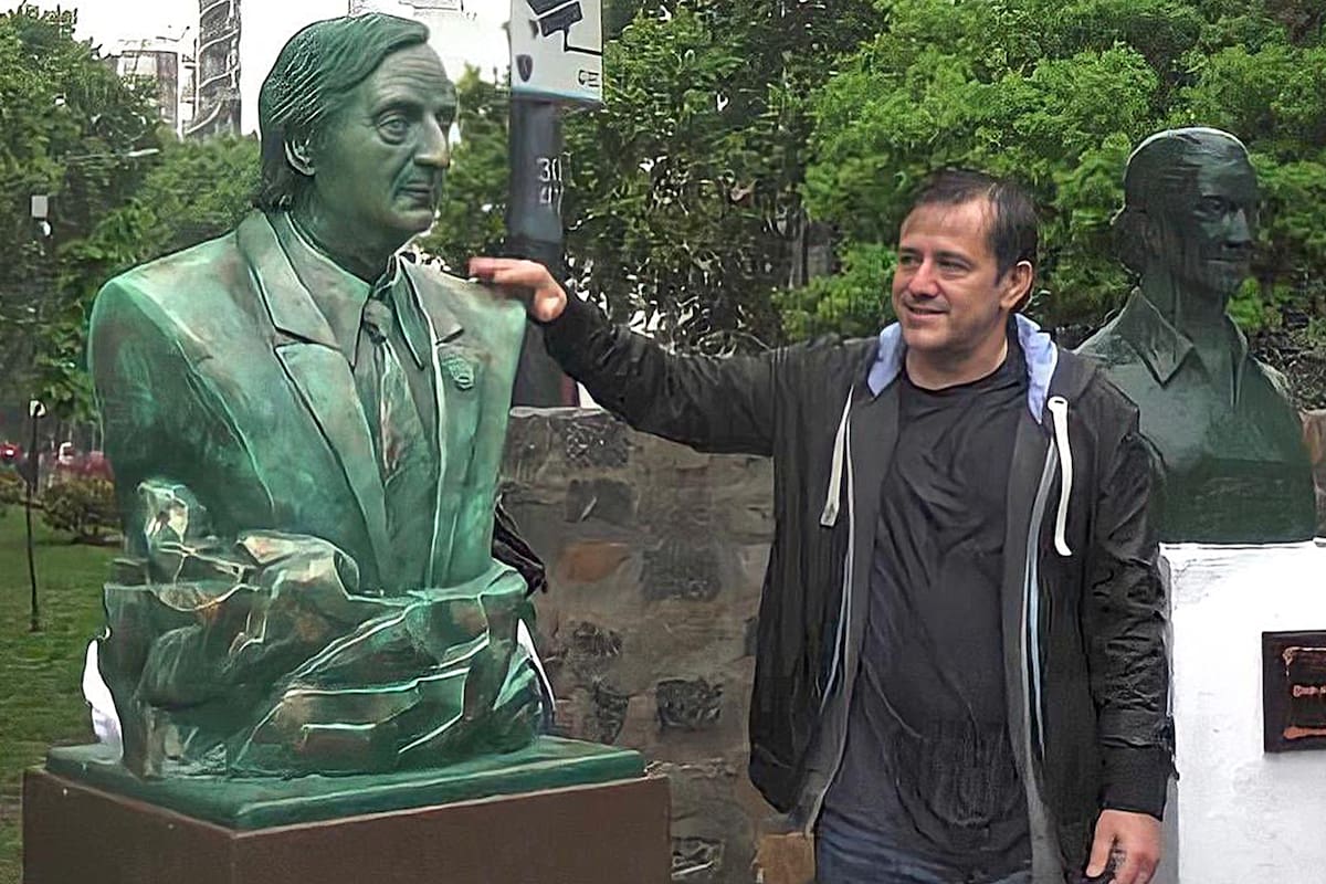 Mariano Recalde presentó el busto de Néstor Kirchner en Caballito
