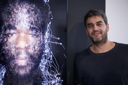Mariano Sardón junto a una obra en la que se unen arte y neurociencia
