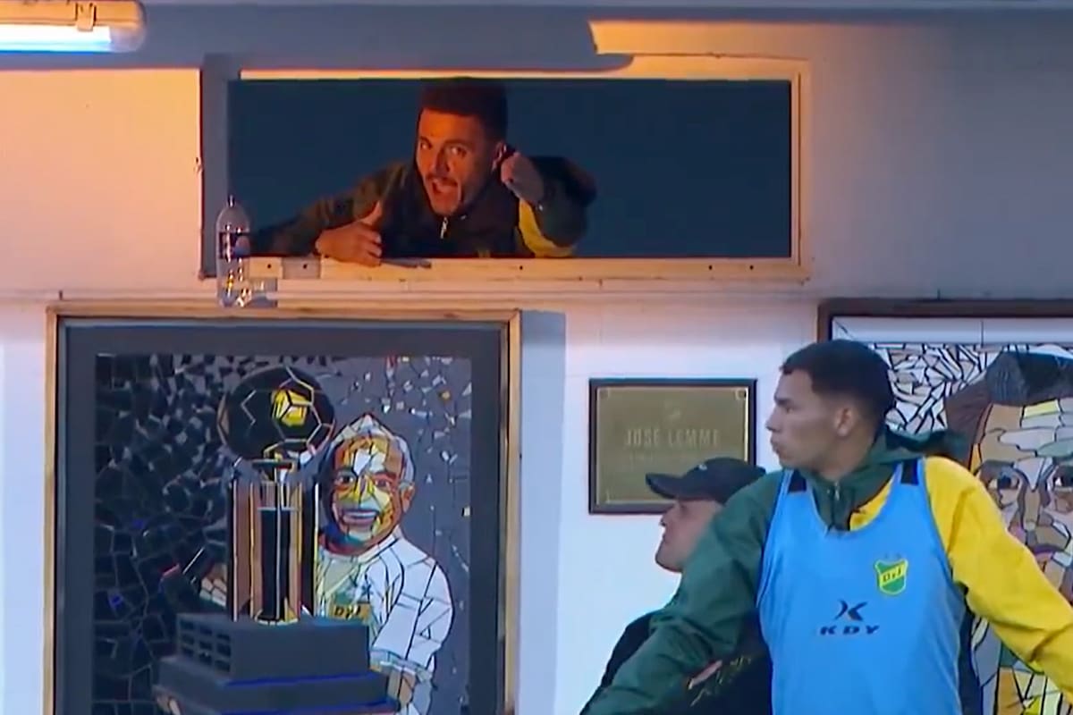 Mariano Soso dando indicaciones desde la ventana del estadio Norberto "Tito" Tomaghello, tras su nueva expulsión