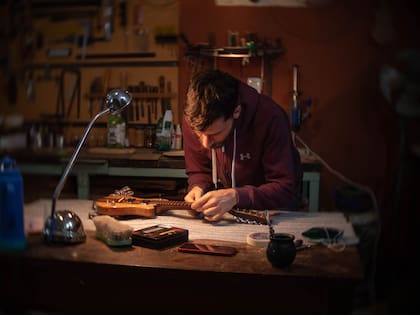 Mariano trabajando en un charango eléctrico, un instrumento que él inventó