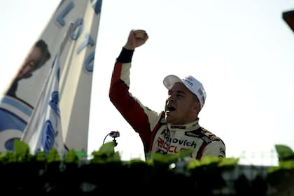Mariano Werner ganador en Posadas y nuevo líder del campeonato de Turismo Carretera; el paranaense también triunfó en 2015 y 2021 en el circuito misionero