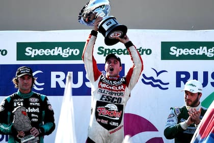 Mariano Werner, trofeo en lo alto; lo escoltaron Juan de Benedictis y Agustín Canapino