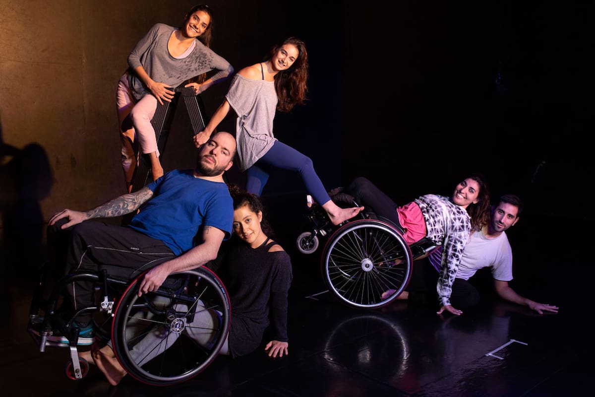 Mariano y Gabriela junto a sus compañeros de Danza sin Fronteras durante uno de los ensayos.