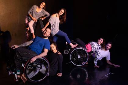 Mariano y Gabriela junto a sus compañeros de Danza sin Fronteras durante uno de los ensayos.