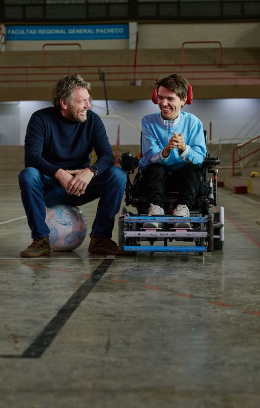 Mariano y Valentino: una pausa en medio del entrenamiento. Este año, el Mundial de Powerchair se realizará en la Argentina