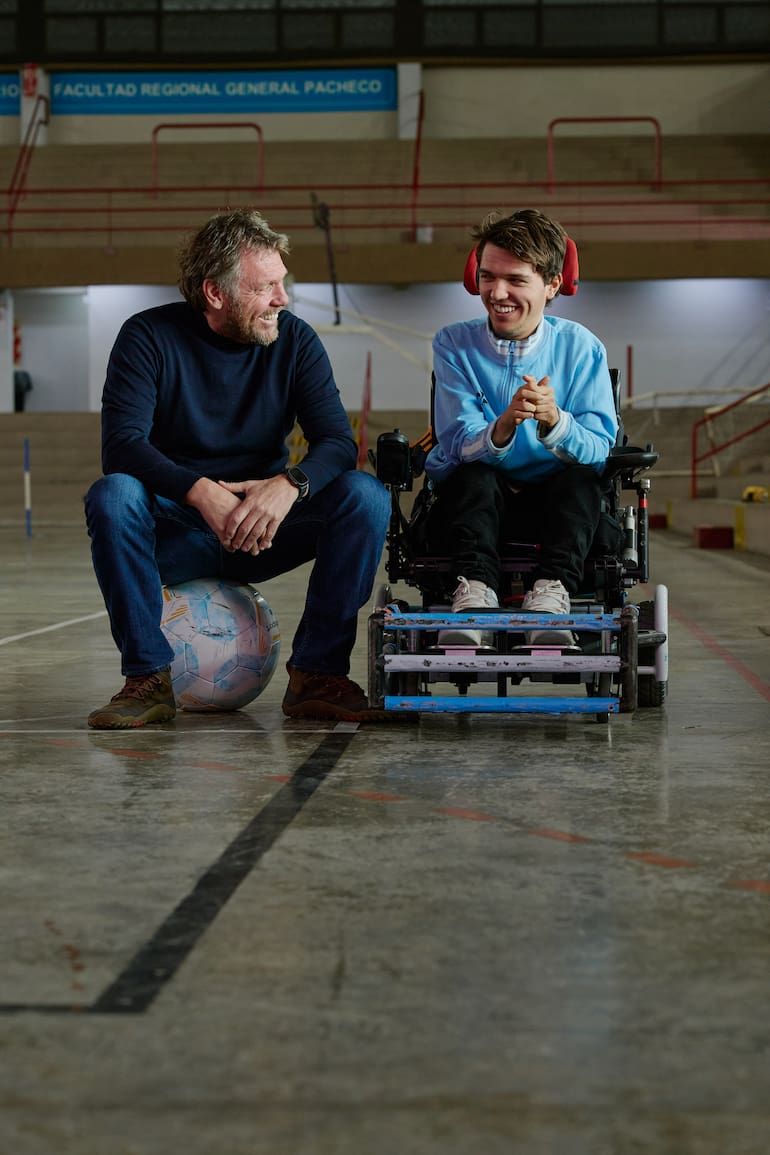 Mariano y Valentino: una pausa en medio del entrenamiento. Este año, el Mundial de Powerchair se realizará en la Argentina
