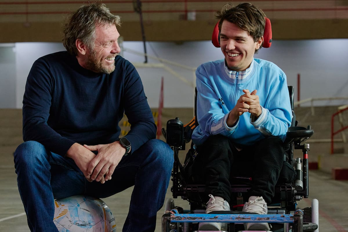 Mariano y Valentino: una pausa en medio del entrenamiento. Este año, el Mundial de Powerchair se realizará en la Argentina