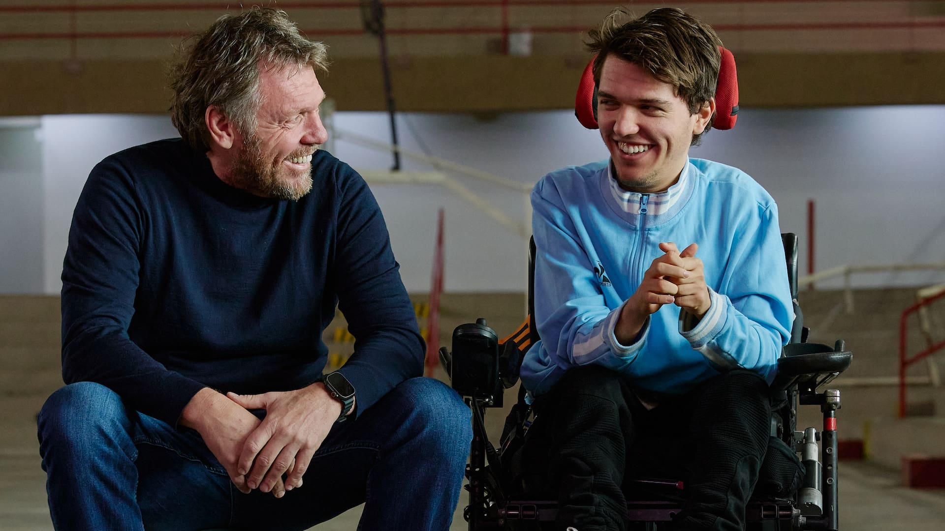 Mariano y Valentino: una pausa en medio del entrenamiento. Este año, el Mundial de Powerchair se realizará en la Argentina