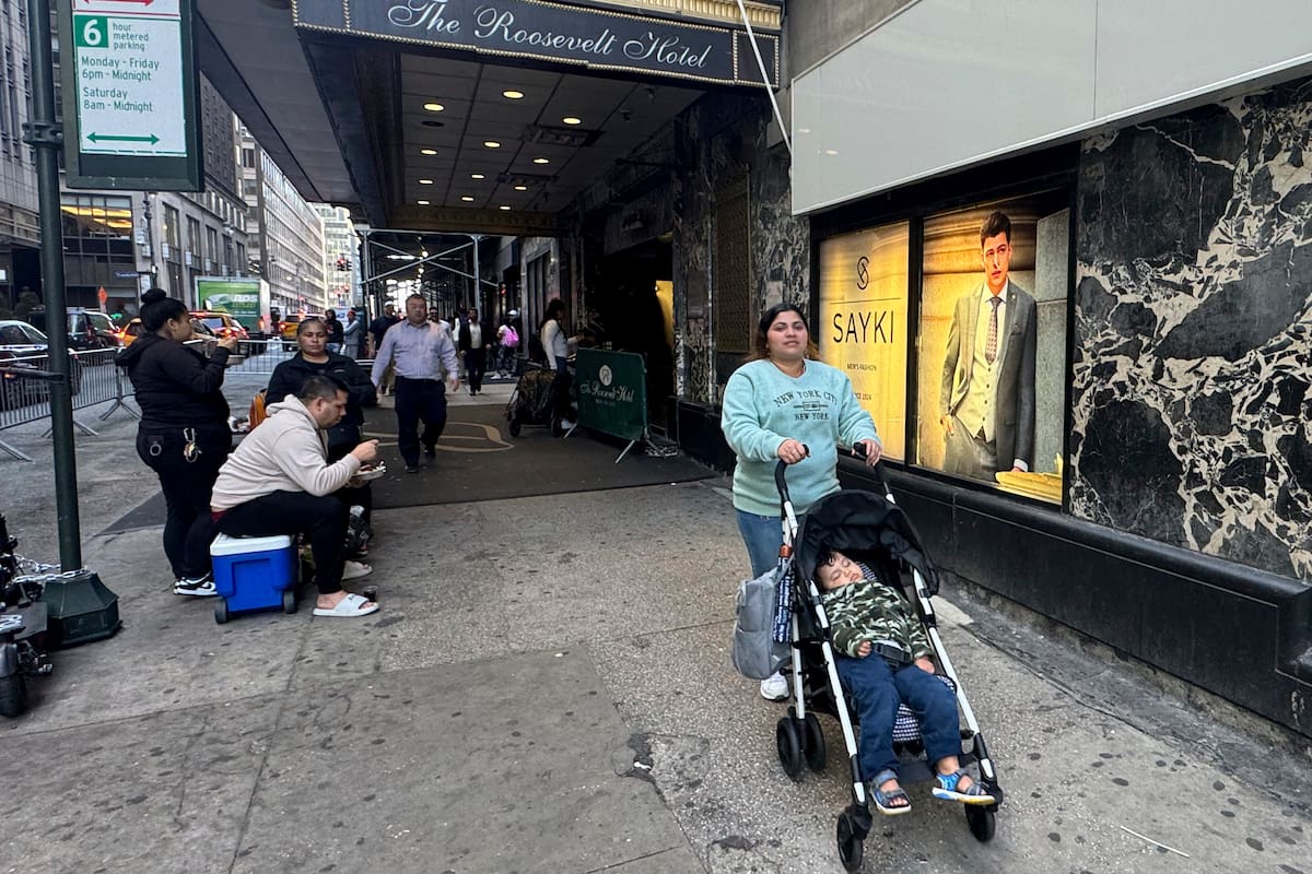 Maribel Hidalgo, una inmigrante venezolana de 23 años, empuja un cochecito que lleva a su hijo, Daniel, de 2 años, afuera del refugio de inmigración del Hotel Roosevelt en Nueva York el miércoles 6 de noviembre de 2024. (AP Foto/Cedar Attanasio)