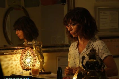 Maribel Verdú interpreta a Paz, una mujer al borde de un ataque de nervios que termina recurriendo a un "manosanta", cuya pócima sanadora hace que termine perdiendo todo filtro a la hora de lidiar con quienes la rodean