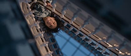Maribel Verdú interpreta a una terapeuta recién divorciada que elige el inmueble como nueva morada para su futuro y posible escapatoria de su pasado