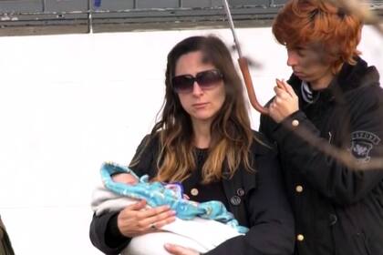 maricel con su bebe en brazos, esposa de mariano el ingeniero asesinado en Palermo